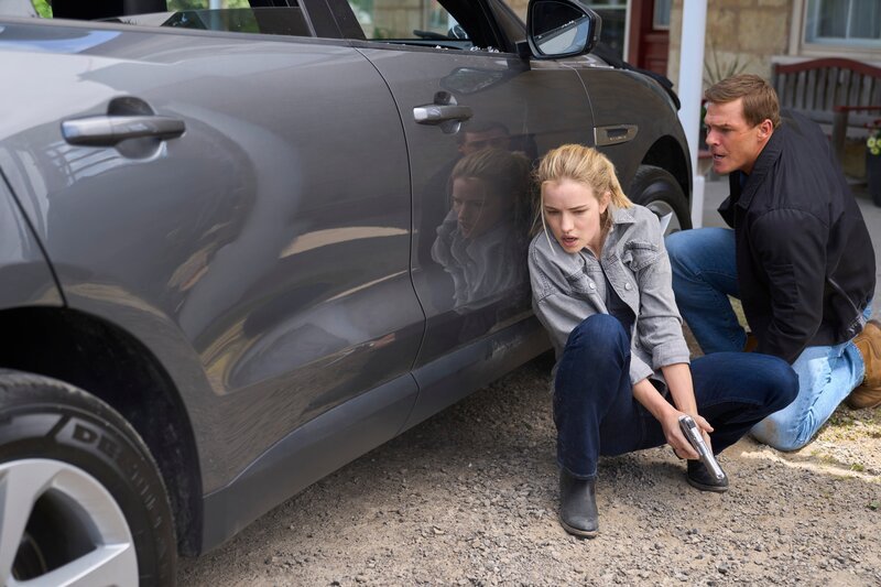 L-R: Willa Fitzgerald als Roscoe Conklin und Alan Ritchson als Jack Reacher. – Bild: Amazon Prime (Highlights) CH