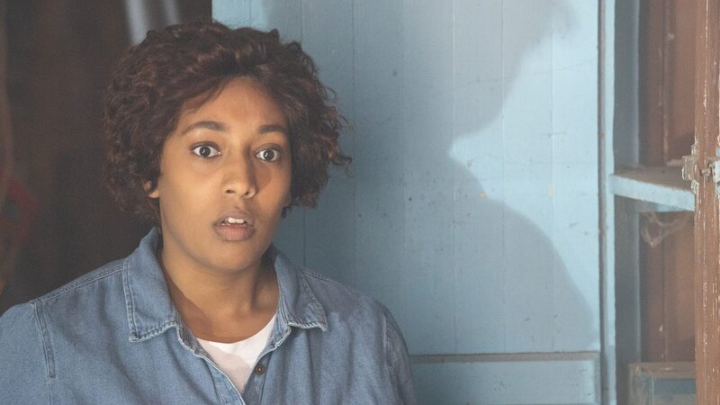 Verängstigte Frau an der Tür – Bild: Warner Bros. Discovery