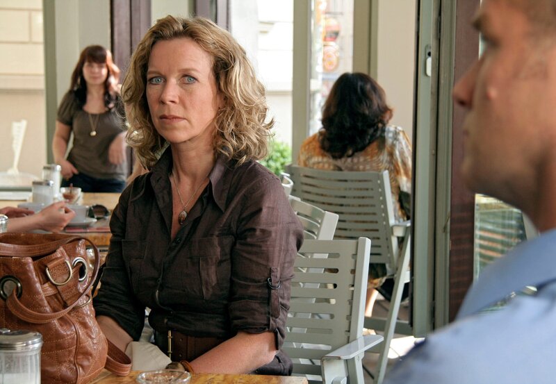 Nadja (Marion Kracht, l.) beobachtet im Café Ralf Rogatzky (Johannes Steck, r.). Ist er Marthes Freund? – Bild: ARD/​Peter B. Kossok