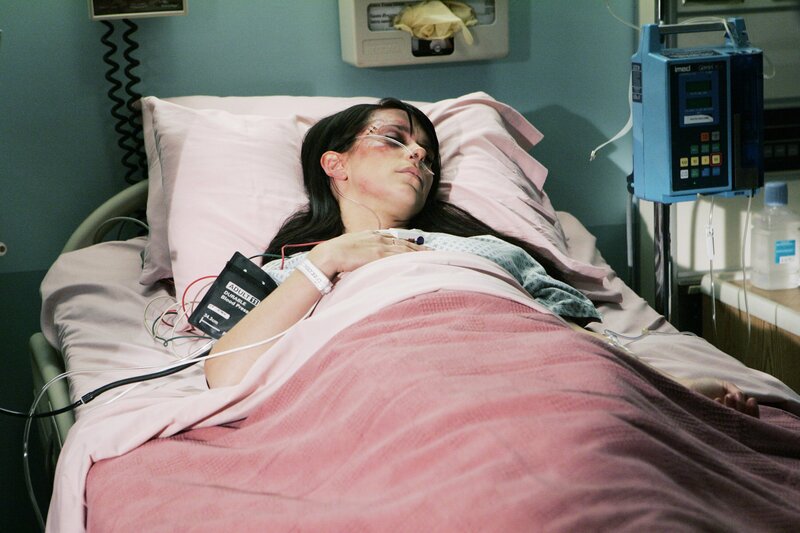 Melinda (Jennifer Love Hewitt) zieht sich bei einem Autounfall eine Kopfverletzung zu, was zur Folge hat, dass sie seitdem keine Geister mehr sehen kann … – Bild: ABC Studios