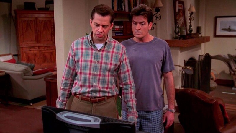 L-R: Alan (Jon Cryer), Charlie (Charlie Sheen). – Bild: Warner Brothers Entertainment Inc.