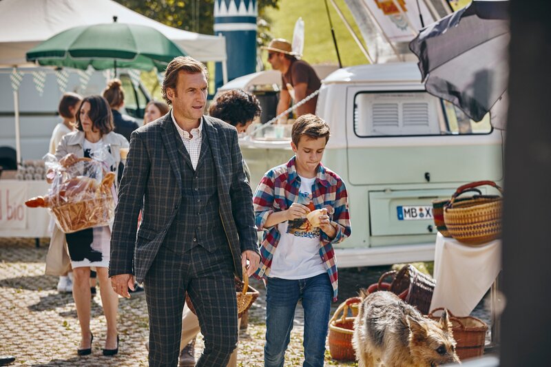 Joseph Angerer (Siegfried Terpoorten, links) wird Flori (Lino/​Leon de Greiff) und Racko (Chewakka) zum Hundecasting fahren. – Bild: Philipp Thurmaier /​ BR/​Filmbüro Münchner Freiheit GmbH