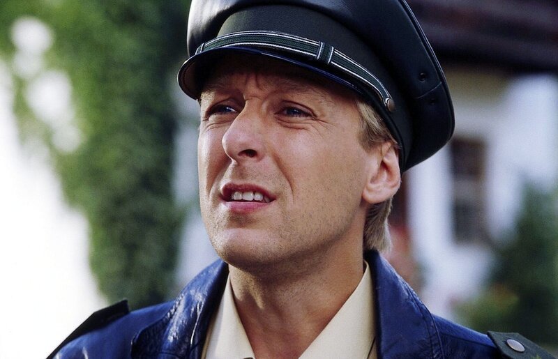 Polizist Michi Mohr (Max Müller) ist eifrig und beflissen, aber irgendwie sind ihm die Rosenheim-Cops immer eine Nasenlänge voraus. – Bild: ORF/​ZDF