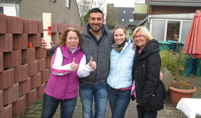 Die gelernte Therapeutin und Schwimmlehrerin Elke (54) hatte den Traum, in ihrem eigenen Schwimmbad behinderten Kindern das Schwimmen beizubringen, doch Elke wusste nicht, welche Auflagen sie erfüllen muss, um diese Therapie anbieten zu können. Alle Investitionen waren umsonst, jetzt muss Elke ihr Equipment verkaufen, um an Geld zu kommen. Dabei soll ihr Trödeltrupp-Experte Sükrü Pehlivan helfen. (Foto, v.li.: Elke, Sükrü Pehlivan, Elodie und Silvia) – Bild: RTL II
