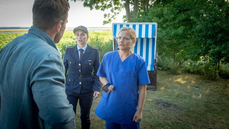Während Jan Lehmann in Lebensgefahr schwebt und die Ermittler die vermisste Jenny Horn suchen, wird klar, dass beide eine Affäre gehabt haben müssen. Freundin Laura Peters (Laila Nielsen, r.) hat den beiden ihr Ferienhäuschen zur Verfügung gestellt. Haben Stine Bergendal (Sidsel Hindhede, M.) und Lars Pöhlmann (Dominic Boeer, l.) etwa den Tatort gefunden? – Bild: ZDF und Marc Meyerbroeker