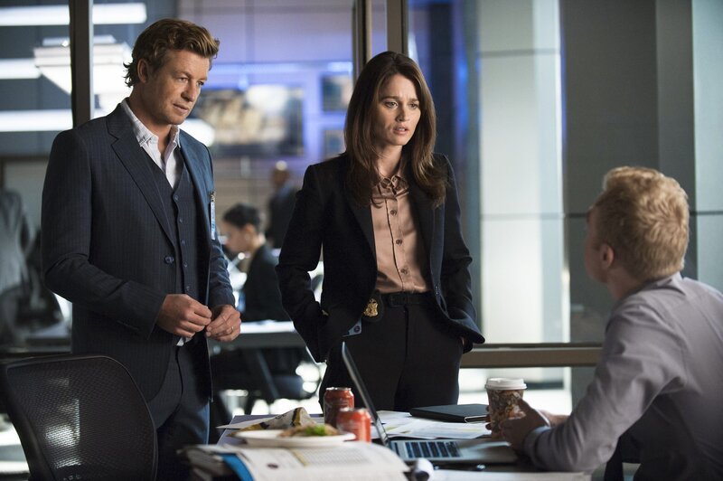 Bill Peterson möchte sich an Dennis Abbott rächen. Doch Jane (Simon Baker, r.), Lisbon (Robin Tunney, M.) und Jason (Joe Adler, l.) versuchen alles, um ihn davor zu bewahren … – Bild: ATV