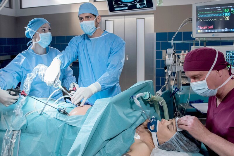 Dank einer teuren Untersuchung konnte Dr. Ahrend Carolin Koerners Tumor doch ausfindig machen. Es sind sogar zwei. In einem Eingriff entfernt er sie gemeinsam mit Julia Berger. V.l.n.r.: Julia Berger (Mirka Pigulla), Dr. Niklas Ahrend (Roy Peter Link), Carolin Koerner (Janina Flieger), Komparse. – Bild: NDR/​ARD/​Jens Ulrich Koch