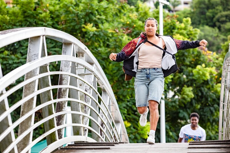 Ruby-May Martinwood (Layla Carpenter), Tahj Miles (Officer Marlon Pryce). – Bild: ORF/​BBC/​Red Planet Pictures/​Denis Guyenon
