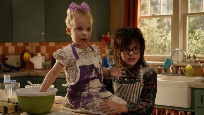 v.li.: Lily Loud (August Michael Peterson), Lisa Loud (Lexi Janicek) – Bild: Paramount