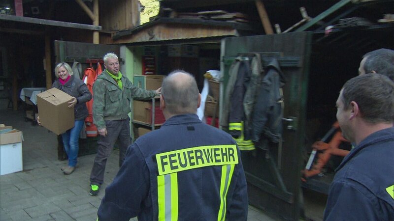 Thomas besorft für die Entrümpelung einige Helfer – Bild: RTLZWEI