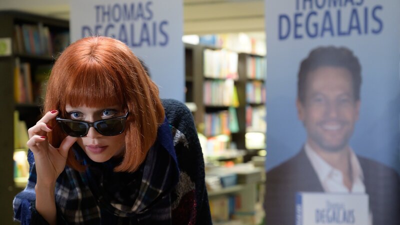 Pauline (Ivanna Sakhno), die der verschwundenen Vinca verblüffend ähnlich sieht, taucht bei einer Autogrammstunde von Schriftsteller Thomas (Ioan Gruffudd) in London auf. – Bild: ZDF und François LEFEBVRE