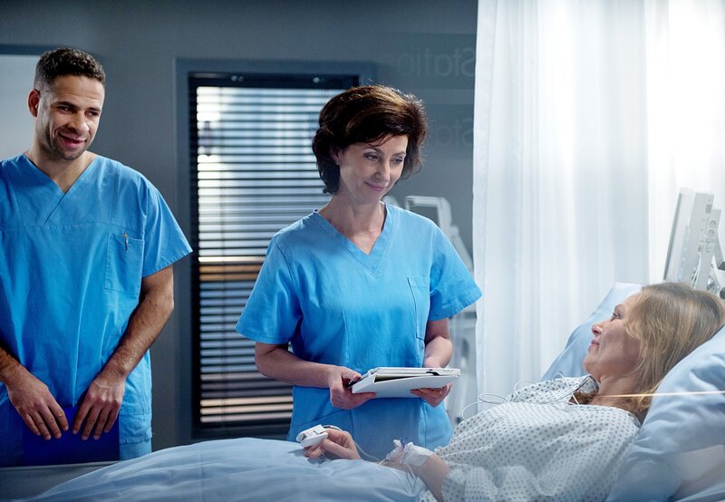 Prof. Dr. Patzelt (Marijam Agischewa, M.) besteht darauf, die schwierige Operation bei ihrer Freundin Dorothea (Antje Schmidt, r.) selbst durchzuführen. Gemeinsam mit Dr. Matteo Moreau (Mike Adler, l.) klärt sie die Patientin über die Risiken auf. – Bild: ARD /​ Tom Schulze