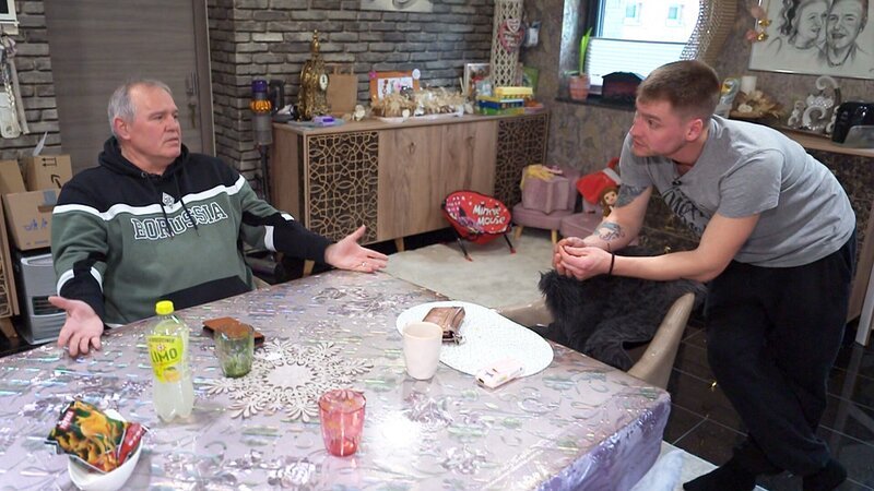 Der Junggesellenabschied von Servet soll geplant werden. Peter holt sich dafür Rat bei Harald – mit Erfolg. – Bild: RTLZWEI