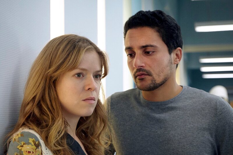 Die schwangere Doro Kruse hat erfahren, dass sie einen bösartigen Hirntumor hat. Die Ärzte raten ihr schnellstens zu einer OP und einer Chemotherapie. Mittlerweile gibt es neu Studien, dass ab einem gewissen Zeitpunkt der Schwangerschaft eine Chemo möglich ist, ohne dem Kind zu schaden. Doch Doro beruft sich auf nicht vorhandene Langzeitstudien und verweigert jegliche Behandlung. Ihr ist klar, dass sie selbst so oder so sterben wird, doch ihr Kind soll gesund zur Welt kommen. Doros Mann Stefan (Omar El-Saeidi) fleht Doro an, sich behandeln zu lassen. So hat ihr gemeinsames Kind wenigstens noch ein paar Jahre etwas von seiner Mutter. – Bild: MDR/​HA Kommunikation