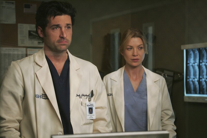 Cristinas Begegnung mit einer ehemaligen Krankenschwester, die jetzt eine Patientin in Seattle Grace ist, verändert sie für immer. Derek (Patrick Dempsey, l.) und Meredith (Ellen Pompeo, r.) behandeln einen Bauarbeiter, der auf wundersame Weise eine Verletzung überstanden hat, aber jetzt vor schwierigen Entscheidungen über seine Zukunft steht. und eine Patientin erkennt Izzie anhand einer Dessous-Anzeige, die sie zum Thema von Krankenhausklatsch macht. – Bild: VIVIAN ZINK /​ ABC, INC.