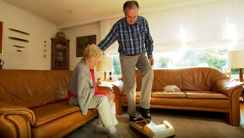Ingrid Kneidinger und Otto Kneidinger testen die „Automatic Shoe Film Machine“. – Bild: RTL /​ Folge W_53