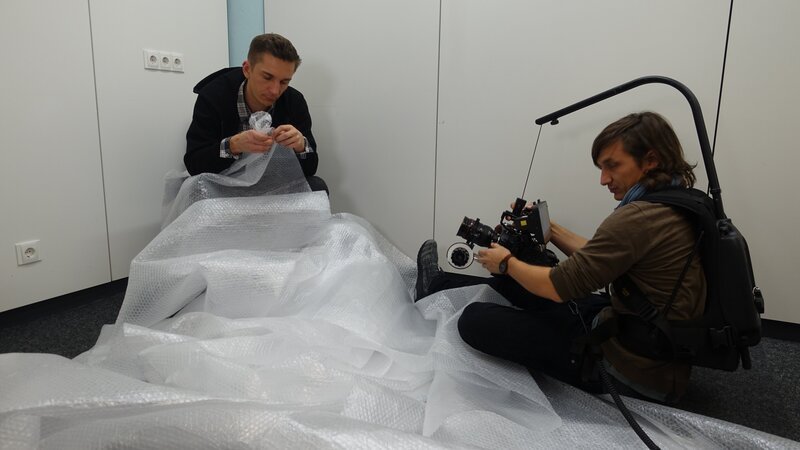 Eine Stunde lang Luftpolsterfolie knacken – langweiliger geht’s nicht. Nach einer gewissen Zeit ist „pur+“-Moderator Eric Mayer (l.) genervt, die Monotonie der Aufgabe bereitet ihm Stress. Wird er durchhalten? – Bild: ZDF/​Tim Förderer