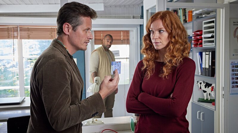 Gerissen; Victor Gericke (Roman Knižka) mit Marleen Lohse und Tino Führer (hinten) – Bild: NDR/​Sandra Hoever