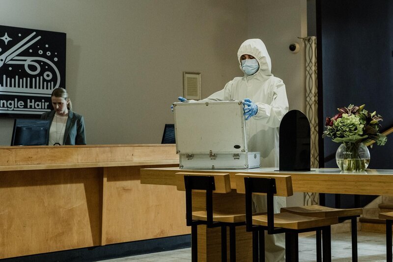 Forensische Experten in Schutzkleidung (PSA). (Szene nachgestellt) – Bild: Arrow International Media
