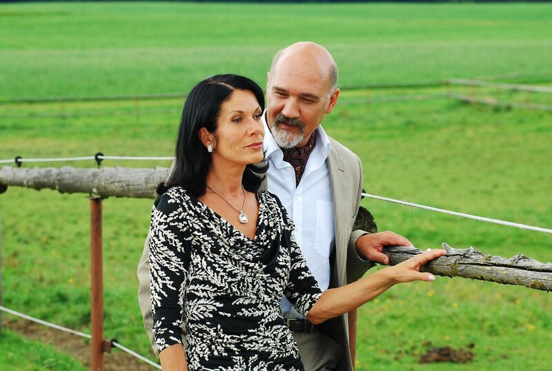 Doris (Simone Ritscher, l.); Urs Grosswihler (Christoph Wettstein, r.) – Bild: Ann Paur