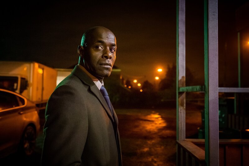 Es stellt sich heraus, dass Mark (Paterson Joseph) Beweismaterial unterschlagen hat, das mit dem Mord an Roberts Schützling Susan zusammenhängt. – Bild: ZDF/​Ben Blackall