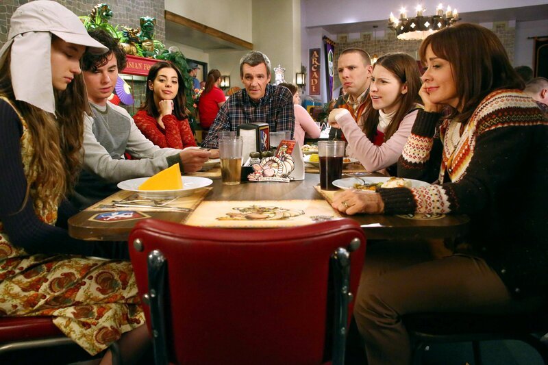 (v.l.n.r.) Cindy (Casey Burke); Axl (Charlie McDermott); Devin (Gia Mantegna); Mike (Neil Flynn); Darrin (John Gammon); Sue (Eden Sher); Frankie (Patricia Heaton) – Bild: Warner Brothers