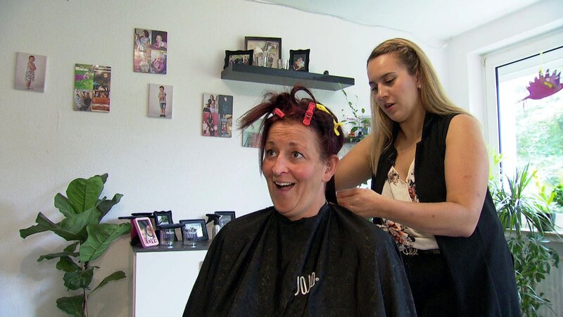 Natascha will die Haare schön haben und lässt Cousine Jessica freie Hand. – Bild: RTLZWEI