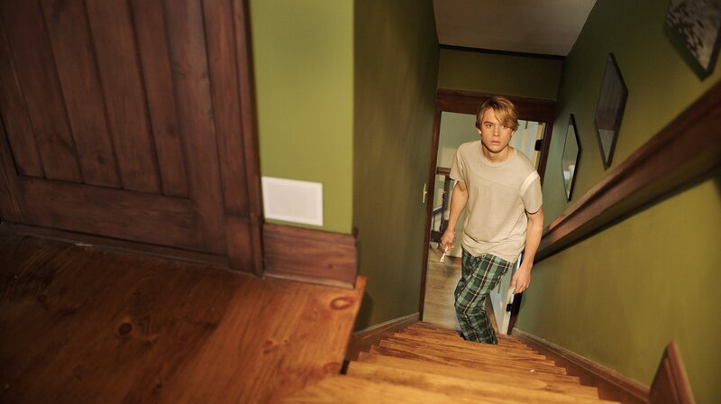 Connor (Judah Lewis) möchte wissen, was in seinem Elternhaus vor sich geht. – Bild: ARD Degeto/capelight pictures Connor (Judah Lewis) möchte wissen, was in seinem Elternhaus vor sich geht. – Bild: ARD Degeto/capelight pictures