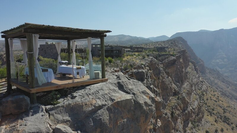 Auf einer Höhe von rund 2000 Metern thront das Resort „Alila Jabal Akhdar“ in Oman. – Bild: ZDF