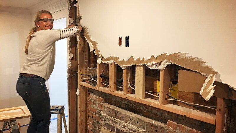 Tamara renoviert eine wunderschöne Villa im Neu-Tudorstil in einer exklusiven Nachbarschaft, die sie zu einem guten Preis ergattern konnte. Im ersten Renovierungsabschnitt soll das Erdgeschoss umgestaltet werden. Sie macht den Wohnbereich offener und moderner, erweitert den Wintergarten und setzt eine Sprossentür zum Garten ein. Auch die Küche wird komplett renoviert und erstrahlt in neuem Glanz. – Bild: HGTV