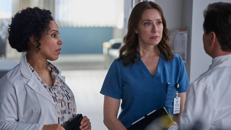 Dr. Gina Walker (Amirah Vann, l.) mit Dr. Amy Larsen (Molly Parker, r.) +++ Die Verwendung des sendungsbezogenen Materials ist nur mit dem Hinweis und Verlinkung auf RTL+ gestattet. – Bild: RTL /​ Sony Pictures Entertainment.