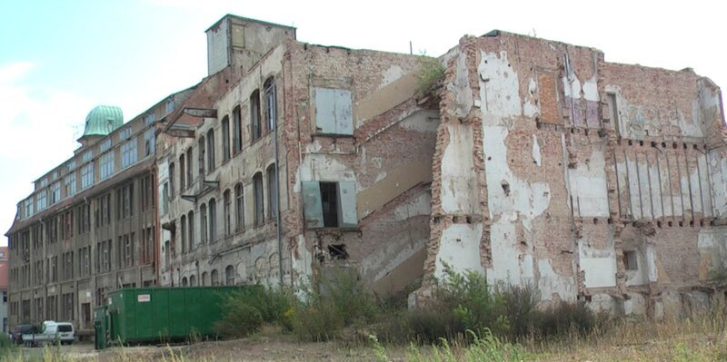 Der „Heckner-Riese“, das Hauptgebäude der einstigen Papierwarenfabrik HC Bestehorn, glich Anfang dieses Jahrtausends einer Ruine. – Bild: MDR/​Marko Litzenberg