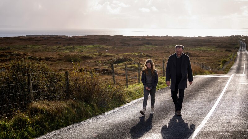 Erik Bell (Rainer Bock, re.) und seine Patientin Sophie (Isla Jane Eagleton). – Bild: ORF/​Beta Film/​Degeto/​Martin Maguire