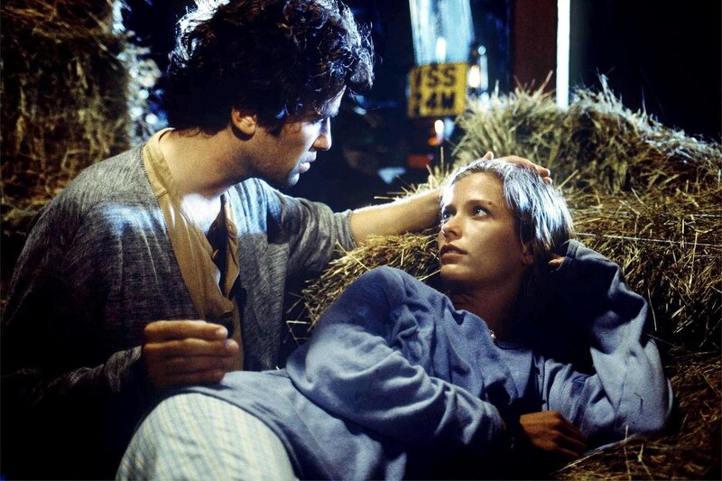 Sam (Timothy Peach) ist völlig gerührt, als er feststellt, dass Christabel (Valerie Niehaus) für ihn Heu eingefahren hat. – Bild: ORF /​ C. Klein