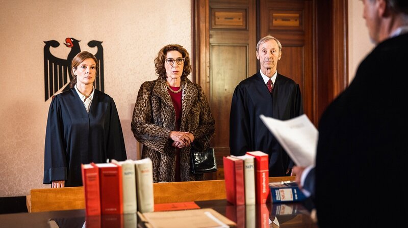 Film-Still der Dreharbeiten mit der österreichischen Schauspielerin Adele Neuhauser als Darstellerin von der „Roten Fini“ Ende Juli 2022 in Wiesbaden (Kurhaus). – Bild: phoenix/​ZDF/​Ilona Grundmann Filmprod