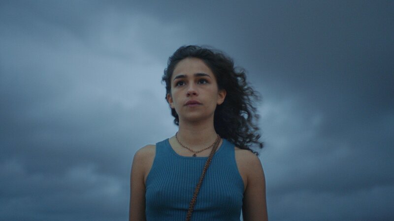 Billies (Paloma Vauthier) plötzliches Auftauchen lässt viele Fragen offen. Auch wenn noch ungeklärt ist, wer sie ist und was sie will, rückt auch sie in den Fokus des geheimnisvollen Voyeurs. – Bild: RTL /​ Thierry Langro – France TV