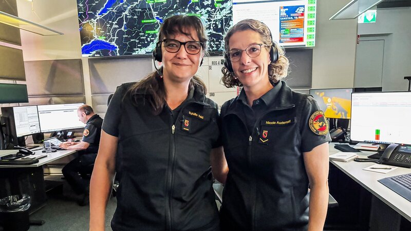 Notrufzentrale Staffel 1 Sybille heid und Nicole Auderset in der Sanitätsnotrufzentrale in Bern – Bild: SRF