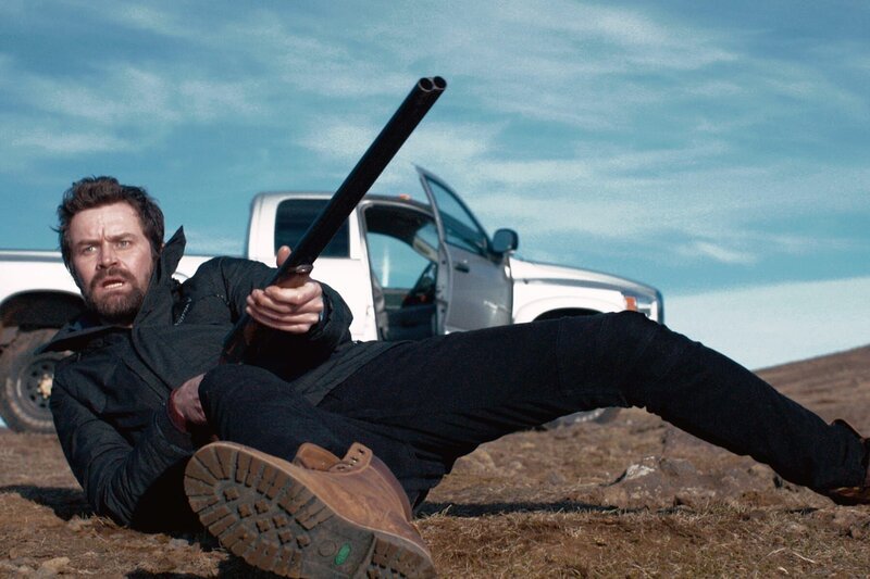 Auf der Suche nach seiner Tochter setzt Helgi (Björn Hlynur Haraldsson) sein eigenes Leben aufs Spiel. – Bild: Víðir Sigurðsson