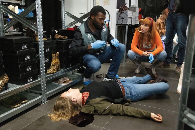 (hinten v.l.n.r.) Docteur Bonnemain (Christopher Bayemi); Morgane Alvaro (Audrey Fleurot) – Bild: ProSiebenSat.1 Media SE
