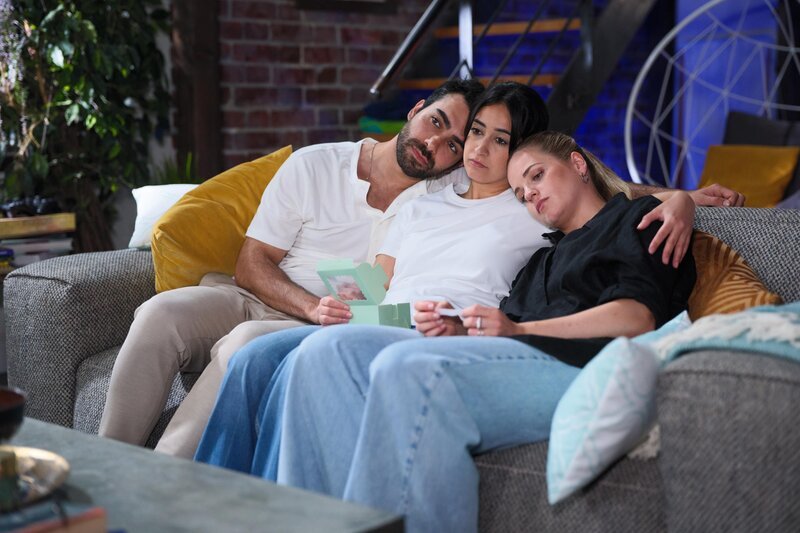 Cecilia ist traurig, dass Theo geht. Baris (Metehan Demiröz), Esma (Özge Delioglan), Cecilia (Carina Koller) – Bild: RTL /​ Stefan Behrens