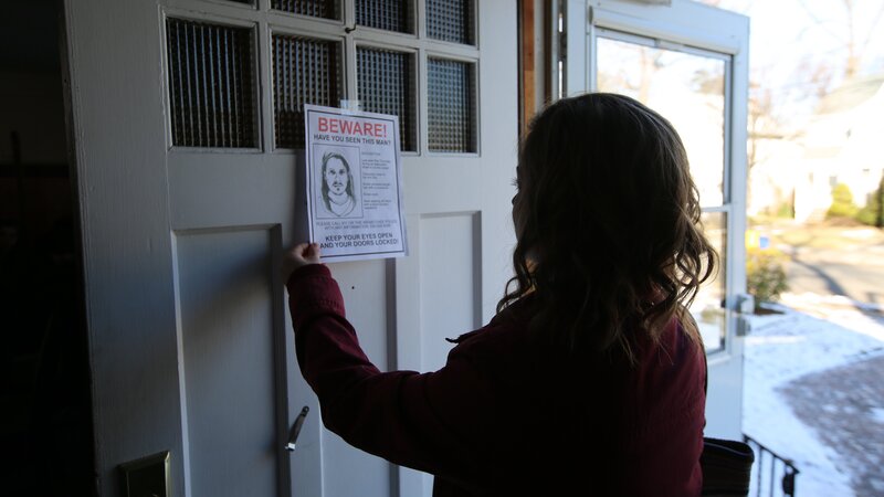 Actor Dannah Basgall (Adult May) looking at perp poster – Bild: Discovery Communications, LLC