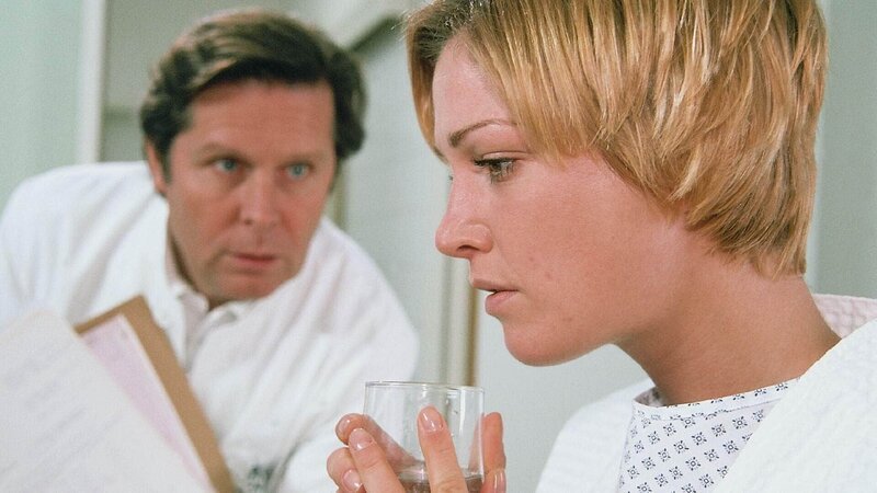Die Studentin Sylvia (Julia Stinshoff) ist schwanger. Bei einer Untersuchung durch Dr. Stefan Frank (Sigmar Solbach) stellt sich heraus, dass sie an Multiple Sklerose leidet. – Bild: RTL /​ Elke Werner