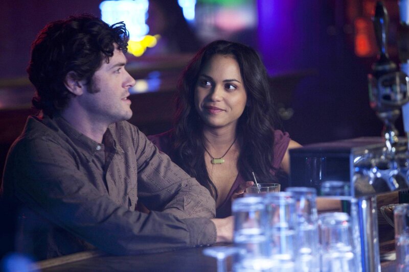 Eli Loker (Brendan Hines) und Ria Torres (Monica Raymund) beschäftigt ein pikanter Fall: Warum möchte das noch eben vermisste Mädchen nicht zu ihrem Vater zurückkehren? – Bild: RTL Crime