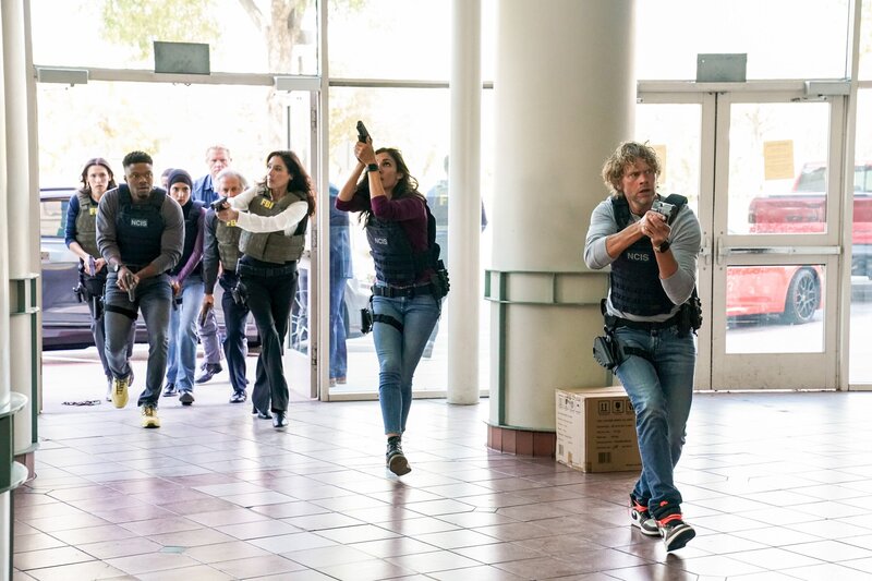 (v.li.): Caleb Castille (Special Agent Devin Roundtree), Alicia Coppola (FBI Special Agent Lisa Rand), Daniela Ruah (Special Agent Kensi Blye), Eric Christian Olsen (Investigator Martin ‚Marty‘ Deeks). – Bild: ORF/​Sevenone International/​CBS/​Michael Yarish