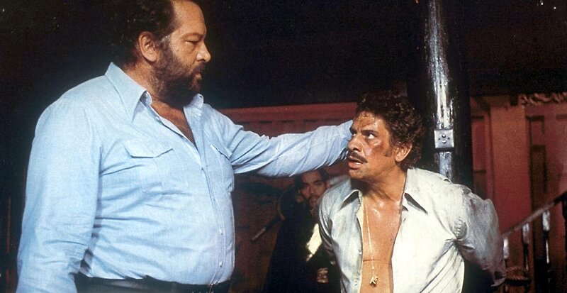 Stillhalten junger Mann – oder Plattfuß (Bud Spencer, l.) bringt dir Manieren bei … – Bild: DMB Stillhalten junger Mann – oder Plattfuß (Bud Spencer, l.) bringt dir Manieren bei … – Bild: DMB