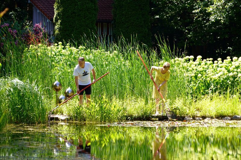 Ein wahres Naturparadies haben Ingrid und Alexander Moser im steirischen St. Marein im Mürztal zum Leben erweckt. Blickfang im 3500m² großen Garten ist der Schwimmteich, umrahmt von einer blühenden Rosenhecke. Kunst ist für die beiden ein wichtiges Mittel, um den Garten optisch ansprechend zu vollenden. – Bild: Leopold Mayrhofer/​Natur im Garten