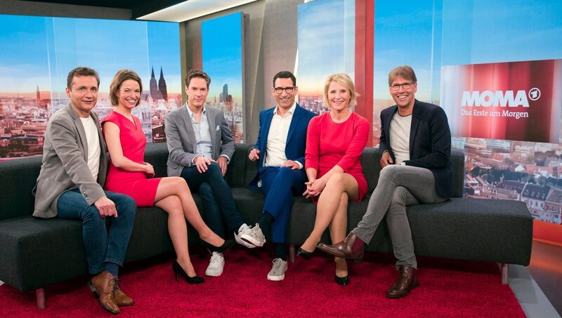 V.l. die Moderatoren Donald Bäcker (Wetter), Anna Planken, Sven Lorig, Till Nassif, Susan Link und Peter Großmann (Sport) – Bild: WDR/​Monika Sandel /​ WDR Presse und Information/​Bildk
