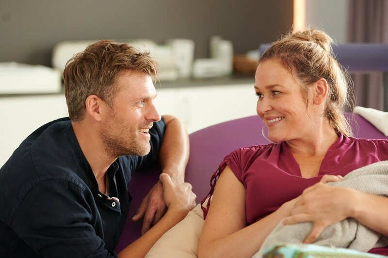 Lena Lorenz (Judith Hoersch) und Quirin Pankofer (Jens Atzorn) sind glücklich über ihren frisch geborenen Sohn Luis. – Bild: WALTER_WEHNER /​ ZDF