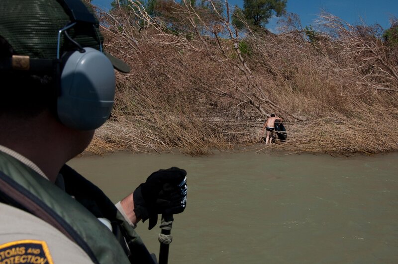 Laredo, TX: Customs and Border Protection agents patrolling the Rio Grande and looking for runners that my be attempting to enter the country illegally. – Bild: 2015 National Geographic Partners, LLC.  All rights reserved. Lizenzbild frei