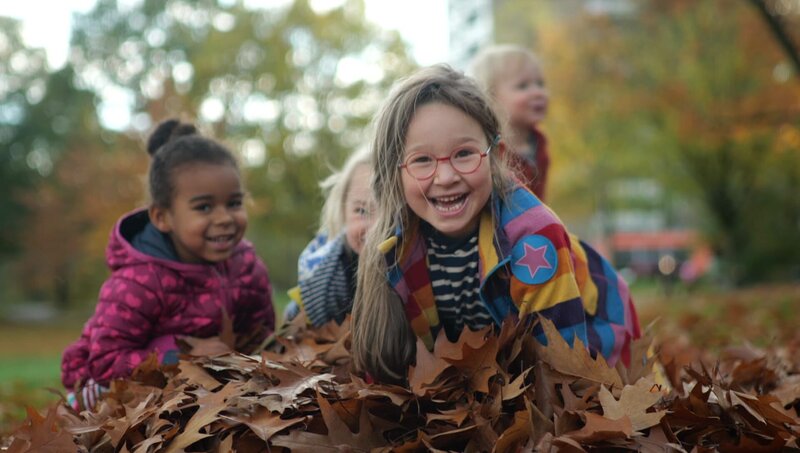 Vier Kinder machen einen herbstlichen Ausflug in den Park: Dort bauen sie einen riesengroßen Laubhaufen, in den man wunderbar hineinspringen kann. – Bild: WDR/​Die Sendung mit dem Elefanten